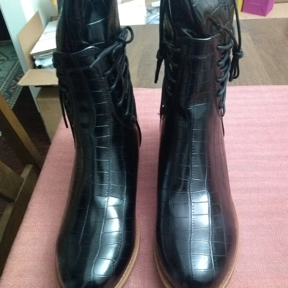 ❤️Beautiful black crock print lace up boots